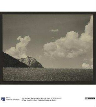 Bergwiese vor Himmel