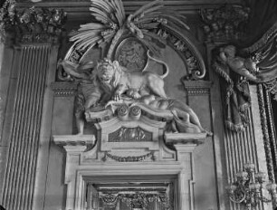 Innendekoration des Rittersaals, Raum 792 — Wanddekoration des Rittersaals, Raum 792 — Skulpturengruppe Portalbekrönung