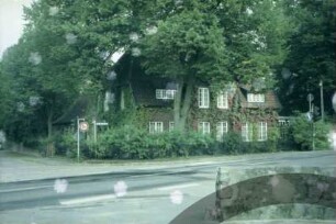 An der Chaussee: bei Einmündung Ihlendiek: Eckhaus: Straßenfront: Quergiebel