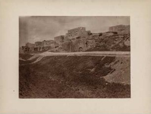 Stadtansicht von Mossul : Blick auf Gebäude in Mossul und eine Straße.