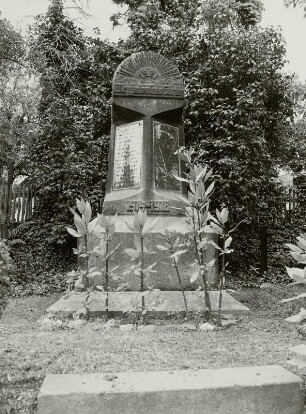 Denkmal für die Gefallenen des 1. Weltkrieges : Denkmal für die Gefallenen des 1. Weltkrieges. Sandstein (1921). Werdau-Königswalde, Hartmannsdorfer Straße / Bachstraße