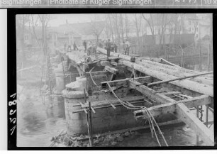 Landesbauamt Sigmaringen - Umbau der Nepomukbrücke (Bauhofbrücke); Blick auf die Brücke; zahlreiche Bauarbeiter bei der Arbeit