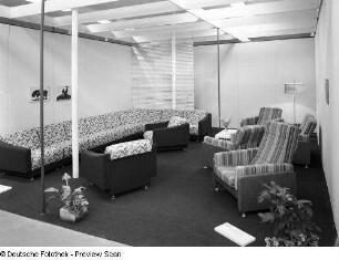 Sessel mit Hocker : Ausstellungskoje mit Polstermöbeln