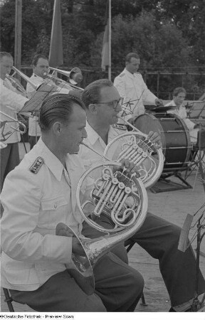Blick auf Mitglieder eines Orchesters