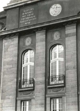 Dresden-Altstadt. Schauspielhaus (1912/1913; W. Lossow, M. H. Kühne, Umbau 1993-1995). Haupteingangsfront. Foyerfenster (2. OG, 1. und 2. Achse)