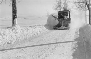 Reportage "Was kostet der Schnee?". Schneepflug im Einsatz