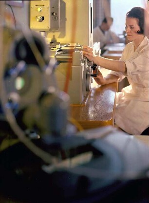 Arbeiterin im Elektroniklabor des VEB Filmfabrik Wolfen