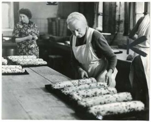 Stollenbäckerin mit noch ungebackenen Stollen