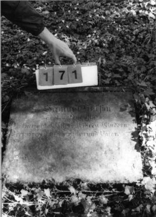 Grabstein 171 (Index: 99792290) Material: Sandstein Zustand: verwittert mit Textverlust, Sockel liegend Beschreibung: profilierter Sockel Besonderheit: keine Maßangaben: Grabstein 171