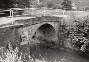 Einbogige Straßenbrücke über den Struppenbach