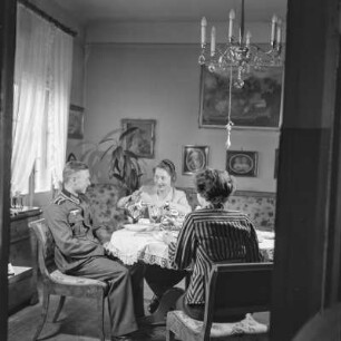 Wehrmachtssoldat in Uniform besucht seine Familie
