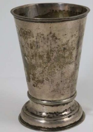 Becher mit Fuß