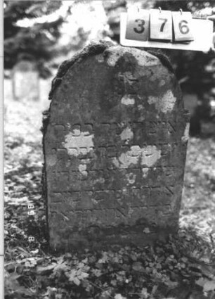 Grabstein 376 (Index: 99799676) Material: Sandstein Zustand: verwittert, angeschlagen Maße HxBxT: 92x57x9 cm Beschreibung: Stele, eingezogener Rundbogenabschluß: Grabstein 376