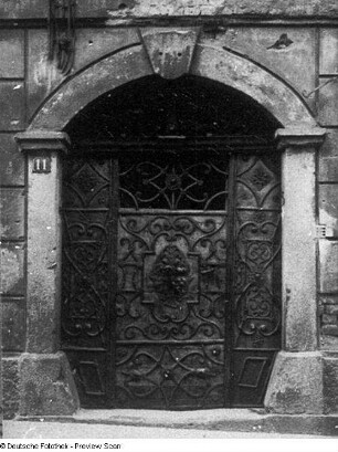 Portal mit Eingangstür. Sandstein, Holz, eisenbeschlagen, Schmiedeeisen. Um 1730. Bautzen, Wohnhaus Heringsgasse 11