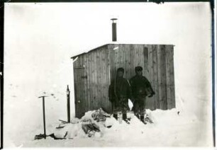 Von Drygalskis Hütte am Großen Karajakgletscher mit Thue und Amos