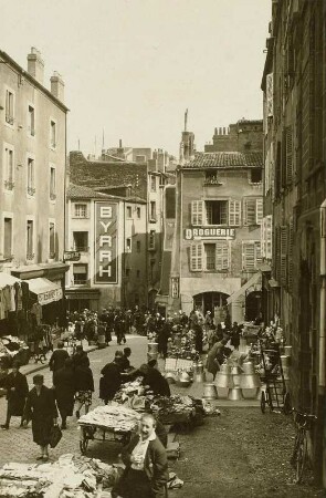 Clermont-Ferrand (Frankeich). Markt neben der Kathedrale