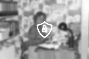 Uhren-Schmuck-Bestecke [Name maskiert] (Grenzweg 28, EKZ-Neuschönningstedt): eine Mitarbeiterin am Schreibtisch im Büro