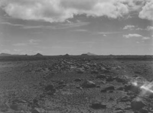 Landschaft : Geröll in einer weiten Landschaft im Sudan bei Erkowit