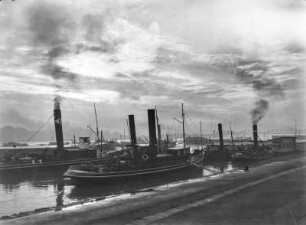 Im Morgengrauen am Rhein in Mainz : Main. Hafen. Schleppdampfer, vorn Schleppdampfer "Dordrecht"