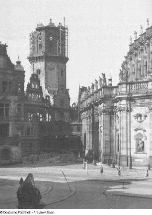 Schloßplatz : Dresden, Schloßplatz von der Brühlschen Terrasse nach Südwesten mit zerstörtem Hausmannsturm des Residenzschlosses und Hofkirche