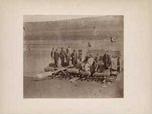 Floßfahrt : Menschen und Güter auf einem Floß auf dem Tigris. In der Mitte mit Hut und Stock der Geograph Hugo Grothe (1869-1954).