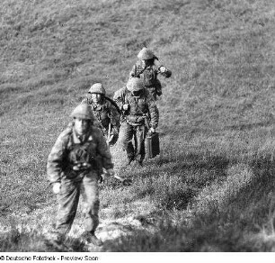 Deutschland . Nationale Volksarmee - Landstreitkräfte. Granatwerfertrupp beim Marsch im Gelände