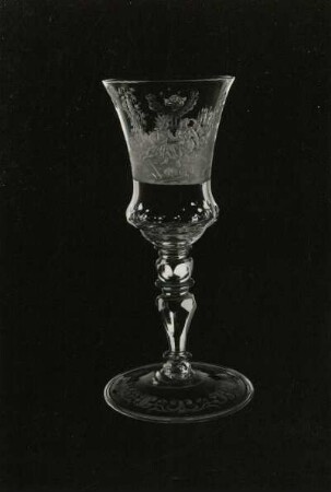 Pokal mit Nymphe, vor der ein göttlicher Schäfer kniet (Oinone und Paris?; auf der Gegenseite Schäferszene vor Stadtsilhouette), und Amor in Wolken. Dresden, 1710/1720. Glas (farblos), Schliff, Matt- und Klarschnitt; Höhe 23,5 cm. Prag: Kunstgewerbemuseum 5.399 (Haase, 1988, Kat. Nr. 134)