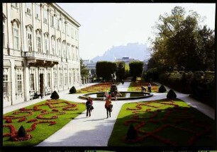 Salzburg: Mirabell-Garten mit Schloss, links