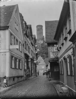 Eppstein : Blick durch eine Gasse in Richtung der Burg Eppstein