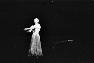 Wintergarten: Annelie Heider, spielt Instrumente