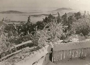 Zittauer Gebirge. Blick von der Lausche nach Ost zum Hochwald. Im Hintergrund der Jeschken