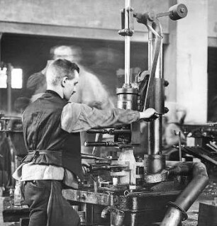 Aufblasen der Flasche in der Fertigform : Technikgeschichte | Technologie | Glasfabrikation | Flaschen | Maschinenfabrikation
