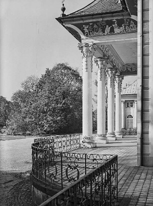Bergpalais, Hofseite, Mittelbau, Portikus