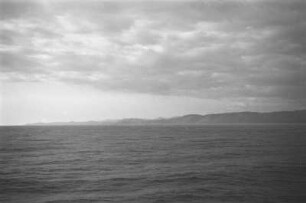 Die Korsische Küste : Blick vom Schiff auf die Küstenlandschaft von Korsika und das Meer davor