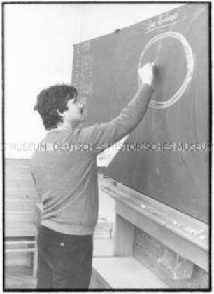 Lehrer beschreibt Tafel im Klassenzimmer (Altersgruppe 14-17)