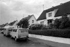 Mord: Rentnerin Emmi Zingelmann: Birkenkamp 43: Wohnhaus mit Stubenladen: Vorderfront mit Vorgarten: davor links Fahrzeuge der Mordkommission Lübeck: dahinter weitere Einfamilienhäuser: 12. September 1984