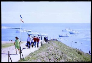 keine Beschreibung [Helgoland: Publikum auf Klippenweg und Schiffe]