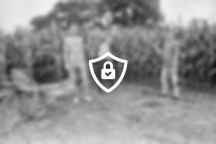 Gewerbegebiet: Ausgleichsfläche: Maislabyrinth: davor die Initiatoren [Name maskiert] [Name maskiert] Johst und [Name maskiert] mit Schubkarre und Spaten: 28. [Name maskiert]