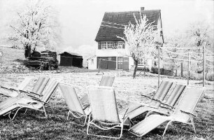 Kappel: Liegestühle im Raureif