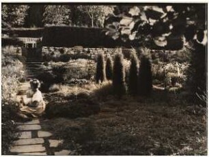Garten von Dombois, Ermatingen am Bodensee: Blick auf erhöhte Sitzecke mit Bank, Kinder im Garten