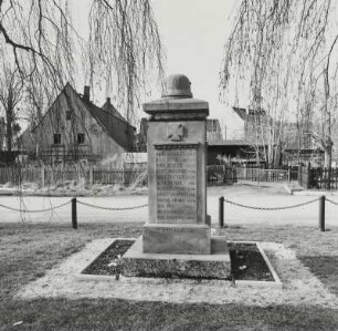 Denkmal für die Gefallenen des 1. Weltkrieges : Denkmal für die Gefallenen des 1. Weltkrieges. Sandstein (um 1920). Wyhratal-Wyhra