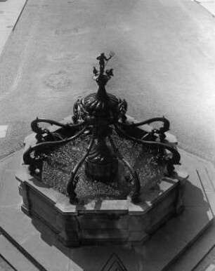 Marktbrunnen (sogen. Fischkasten) : Marktbrunnen (sog. Fischkasten) (1482; J. Syrlin d. Ä.). Ulm, Marktplatz