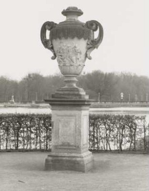 Dresden-Altstadt. Südwestliche Vase (um 1750) an der Hauptallee im Großen Garten, Nähe Palaisteich