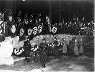 Gedenkfeier am Ehrenmal der NSDAP in Hamburg-Ohlsdorf