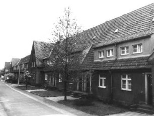 Dresden-Stetzsch, Seegärten 75/85. Wohnhäuser (Wohnsiedlung des Kleinwohnungsbauvereins, 1924-1925; O. Schubert). Straßenansicht