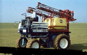 Fotografie: Trägerfahrzeug, Feldspritze angebaut
