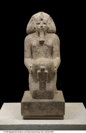 Kniefigur der Königin Hatschepsut mit Nemset-Krug