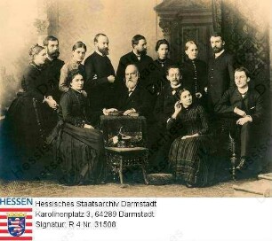 Thiersch, Familie / Gruppenaufnahme in Raumkulisse, v.l.n.r. sitzend: Johanna Thiersch geb. Freiin v. Liebig (1836-1926) und Ehemann Prof. Dr.med. Karl Thiersch (1822-1893); Prof. Dr. Adolf v. Harnack (1851-1930) und Ehefrau Amalie v. Harnack geb. Thiersch (1858-1938); Prof. Dr. Friedrich Thiersch (1868-1954) / v.l.n.r. stehend: Agnes Hesse geb. Thiersch (1863-1954) und Ehemann Prof. Dr.med. Friedrich Ludwig Hesse (1849-1906); Johanna Rassow geb. Thiersch (* 1861) und Ehemann Hermann Rassow (1858-1931); Prof. Dr.phil. Hans Delbrück (1848-1929) und Ehefrau Lina Delbrück geb. Thiersch (1865-1943); Marie Thiersch (1865-1940) geb. v. Hofmann und Ehemann Dr.med. Justus Thiersch (1859-1937)