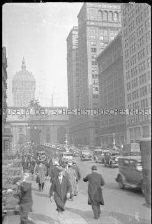 Belebte Straßenszene in New York City, im Hintergrund der Bahnhof "Grand Central Station"