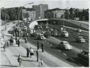 Blick auf die Tunneleinfahrt der Stadtautobahn (A 100) an der Halenseestraße in Berlin